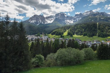 İlkbaharda Drei Zinnen dağı, İtalya 