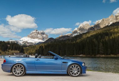 Grossglockner, Avusturya - 1 Haziran 2019: Bmw M3 e46 üstü açık havada, karlı dağlar manzarası