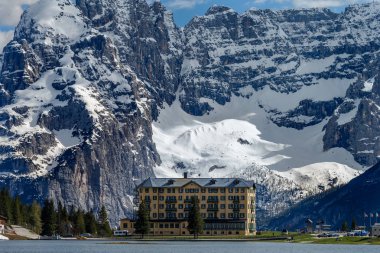 kar kaplı Grossglockner dağların inanılmaz görünümü