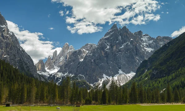 春のドレイ ジネン山 イタリア — ストック写真