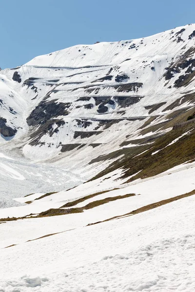 Malowniczy Widok Góry Pokryte Śniegiem Dniu Wiosny — Zdjęcie stockowe
