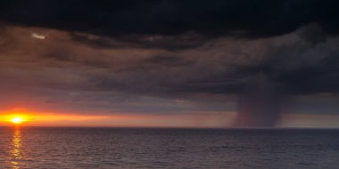 Denizde kötü hava, fırtına yağmur ve gün batımı