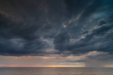 Denizde kötü hava, fırtına yağmur ve gün batımı