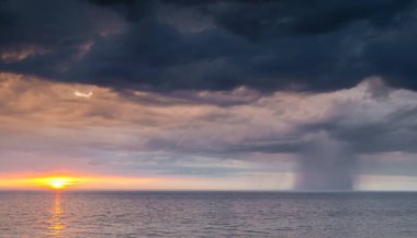 Denizde kötü hava, fırtına yağmur ve gün batımı