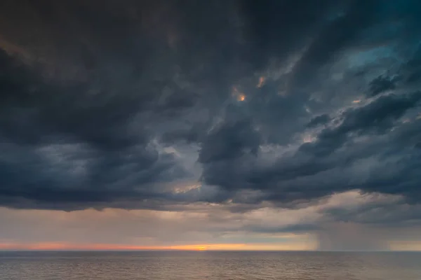 Denizde Kötü Hava Fırtına Yağmur Gün Batımı — Stok fotoğraf