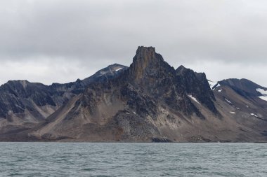 Dağların ve denizin manzarası
