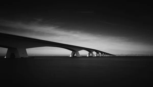 Image Noir Blanc Pont Sur Port Ciel Nuageux — Photo