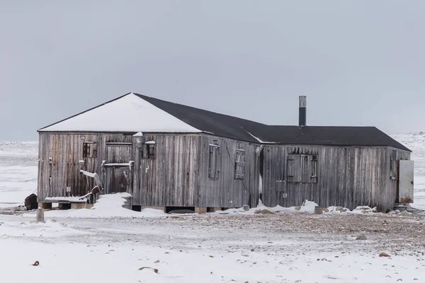Εγκαταλελειμμένο Σπίτι Χιονισμένες Ακτές Στο Spitsbergen — Φωτογραφία Αρχείου