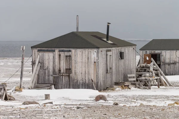 Abandoned Wooden Buildings Snow Covered Coast Spitsbergen — ストック写真