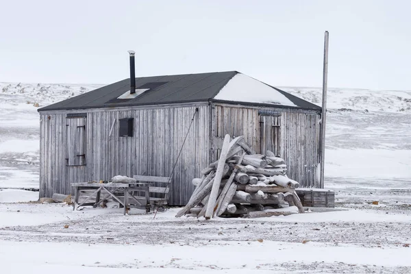 Εγκαταλελειμμένο Ξύλινο Σπίτι Χιονισμένες Ακτές Στο Spitsbergen — Φωτογραφία Αρχείου