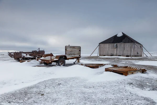 Εγκαταλελειμμένο Σπίτι Και Βιομηχανικά Μηχανήματα Στις Χιονισμένες Ακτές Του Spitsbergen — Φωτογραφία Αρχείου