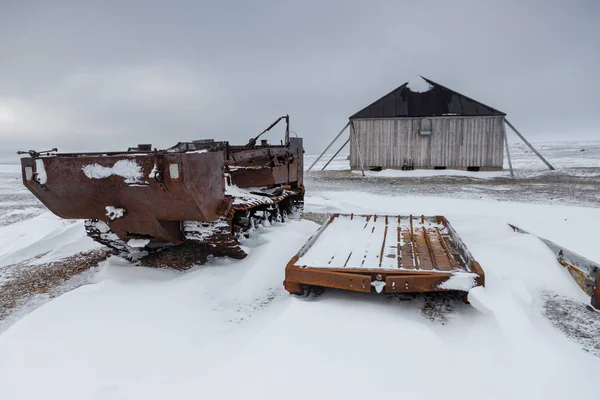 Abandoned House Industrial Machinery Snow Covered Coast Spitsbergen — ストック写真