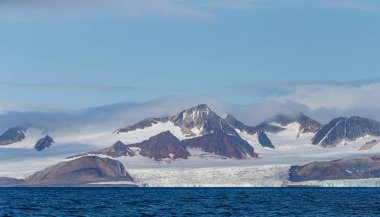 Spitsbergen 'deki buzul cephesi.