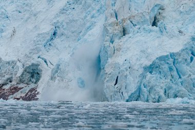 Spitsbergen 'deki buzul cephesi.