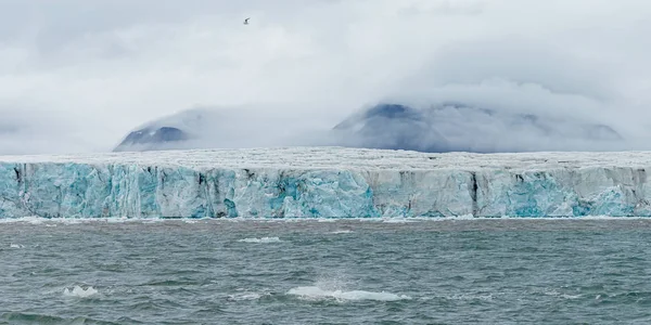 スピッツベルゲンの氷河の前 — ストック写真