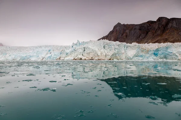斯匹次卑尔根的冰川锋 — 图库照片