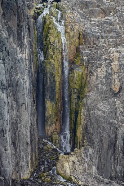 Uma Bela Cachoeira Uma Encosta Montanha — Fotografia de Stock