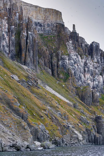 Rotsachtige Kust Van Bergen — Stockfoto