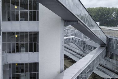 Van Nelle fabrikası, modern bir binanın inşaat manzarası. 