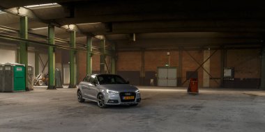 Hollanda 8 Mayıs 2017, Audi A1 eski bir fabrika binasında Slinestaning