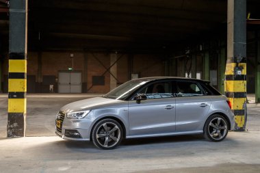 Hollanda 8 Mayıs 2017, Audi A1 eski bir fabrika binasında Slinestaning