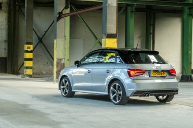 Hollanda 8 Mayıs 2017, Audi A1 eski bir fabrika binasında Slinestaning