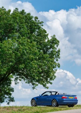 Hollanda 11 Temmuz 2018, güneşli bir günde açık havada BMW M3 e46.