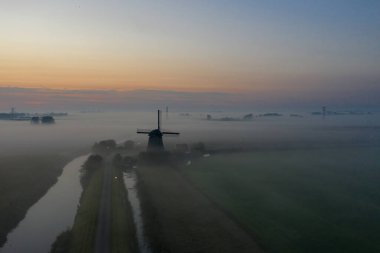 Tipik Hollanda yel değirmenleri, manzara
