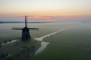 Tipik Hollanda yel değirmenleri, manzara