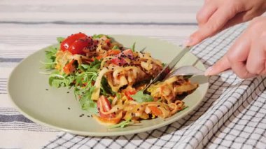 Yengeç çubuklu, karamelli soğanlı, vişneli, roka ve siyah susamlı sulu ve renkli mısır peyniriyle. Zeytin tabakasına yakın çekim onun dokusunu ve tazeliğini vurgular.