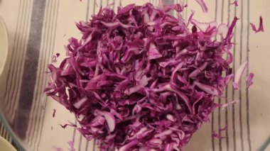 Şeffaf bir kâse içinde parlak, sulu, kırmızı lahana yakın plan. Pişirmek için taze malzemeler hazır. Işık arkaplanda doğal ışık bulunan en küçük üst görüntü.