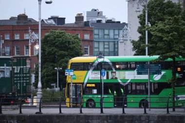 Dublin Otobüs, Dublin 'in ve Dublin' in en büyük otobüs operatörüdür ve kapsamlı bir hizmet ağı sağlamaktadır. Şehir otobüsü servisleri, hafta sonları Nitelink servisleri, bazı güzergahlarda 24 saatlik hizmetler dahil olmak üzere çeşitli rotalar kullanıyorlar.