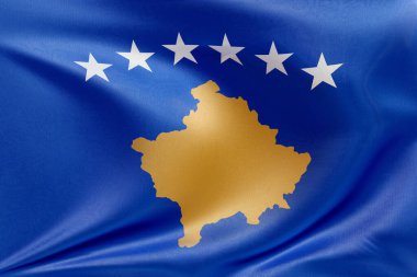 Kosova bayrağını dokulu kumaşla dalgalandırmak, nazikçe dalgalandırmak ve katlamak, pürüzsüz, dinamik hareket ve zarif tekstil ayrıntılarıyla özgürlük ve kimliğin özünü yakalamak.