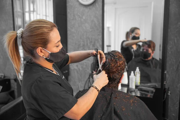 Hairdresser Protective Masks Cutting Hair Woman Hair Salon — Stock Photo, Image