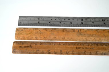 Farklı cetvel türleri, ahşap ve metal ölçüm araçları
