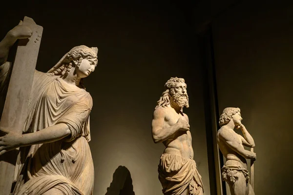 Milan Müzesi 'ndeki heykeller (Milan Katedrali Müzesi), Milan, İtalya