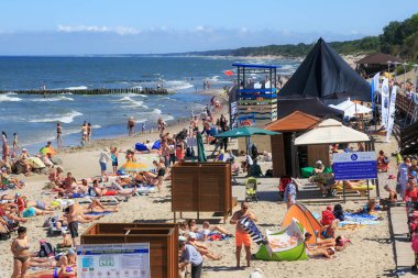 Zelenogradsk, Kaliningrad bölgesi, Rusya Federasyonu - 29 Temmuz 2017: ünlü Resort (eski Cranz da bilinir) Zelenogradsk Baltık Denizi kıyısında kumlu bir plaj üzerinde yaz zaman dinlenme bilinmeyen insanlar.