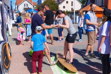 Zelenogradsk, Kaliningrad bölgesi, Rusya Federasyonu - 29 Temmuz 2017: ünlü deniz Resort (eski Cranz da bilinir) Zelenogradsk simüle bir sörf tahtası üzerinde dengelemek yaz zaman öğrenme bilinmeyen genç bir kadın.