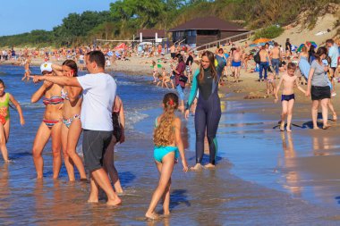 Zelenogradsk, Kaliningrad bölgesi, Rusya Federasyonu - 29 Temmuz 2017: Wetsuit ünlü tatil Zelenogradsk yaz saati, Baltık Denizi kıyısında bir kum Plajı üzerinde bilinmeyen genç kadında.