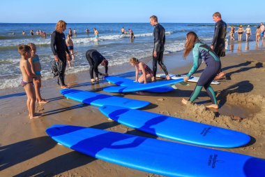 Zelenogradsk, Kaliningrad bölgesi, Rusya Federasyonu - 29 Temmuz 2017: Bilinmeyen sörfçü ile ünlü tatil Zelenogradsk yaz saati, Baltık Denizi kıyısında kumlu plajda durup sörf tahtaları.