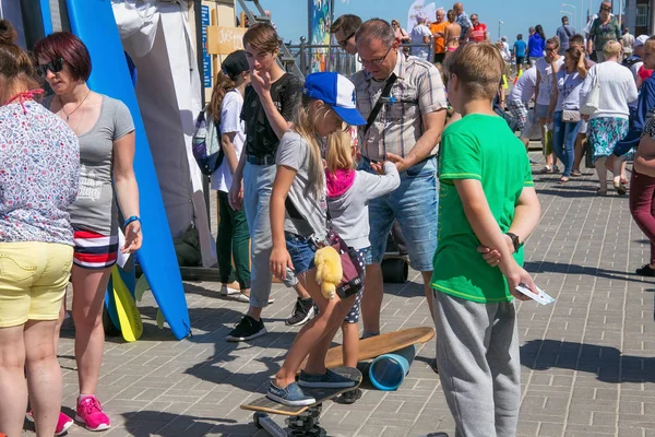 Zelenogradsk Região Kalininingrad Rússia Julho 2017 Crianças Desconhecidas Aprendendo Equilibrar — Fotografia de Stock