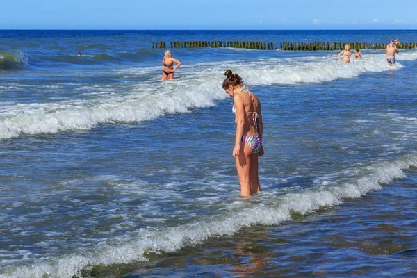 Zelenogradsk Regio Kaliningrad Rusland Juli 2017 Onbekende Jonge Vrouw Permanent — Stockfoto