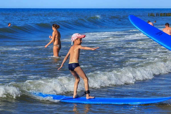 Zelenogradsk Región Calingrado Rusia Julio 2017 Niño Desconocido Tabla Surf — Foto de Stock