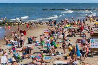 Zelenogradsk, Kaliningrad bölgesi, Rusya Federasyonu - 29 Temmuz 2017: ünlü Resort (eski Cranz da bilinir) Zelenogradsk Baltık Denizi kıyısında kumlu bir plaj üzerinde yaz zaman dinlenme bilinmeyen insanlar.