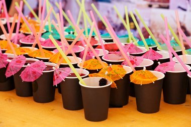 Yaz partisi için kokteyl ile kağıt bardak görünümünü.