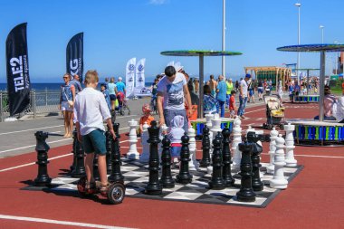 Zelenogradsk, Kaliningrad bölgesi, Rusya Federasyonu - 29 Temmuz 2017: Büyük satranç tahtası ünlü sea resort (eski Cranz da bilinir) Zelenogradsk yaz saati adlı oyun bir cazibe olarak.
