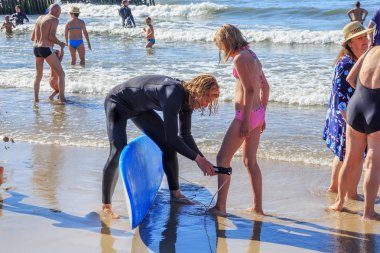 Zelenogradsk, Kaliningrad bölgesi, Rusya Federasyonu - 29 Temmuz 2017: Bilinmeyen genç kız Baltık Denizi Plajı'nda sörf hocası yanında duruyor.
