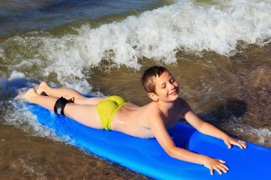 Zelenogradsk, Kaliningrad bölgesi, Rusya Federasyonu - 29 Temmuz 2017: Bilinmeyen çocuk dinlenme ve yaz saati Baltık denizde dalgalar sörf öğrenme surfboard ile.