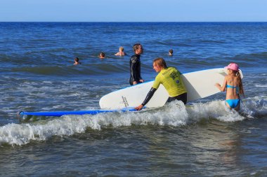 Zelenogradsk, Kaliningrad bölgesi, Rusya Federasyonu - 29 Temmuz 2017: Bilinmeyen sörfçü ile Baltık Denizi'nin mavi sularına yaz zaman sörf tahtası ayakta.