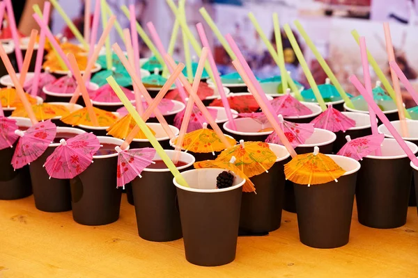 Yaz partisi için kokteyl ile kağıt bardak görünümünü.